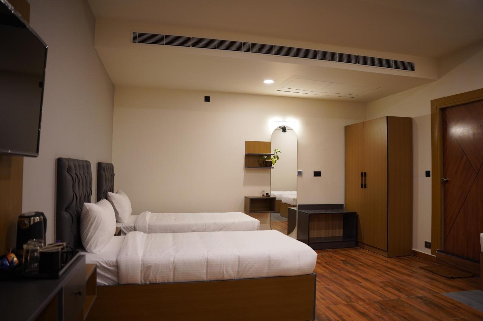 The Continental Inn & Suites Майсур Экстерьер фото